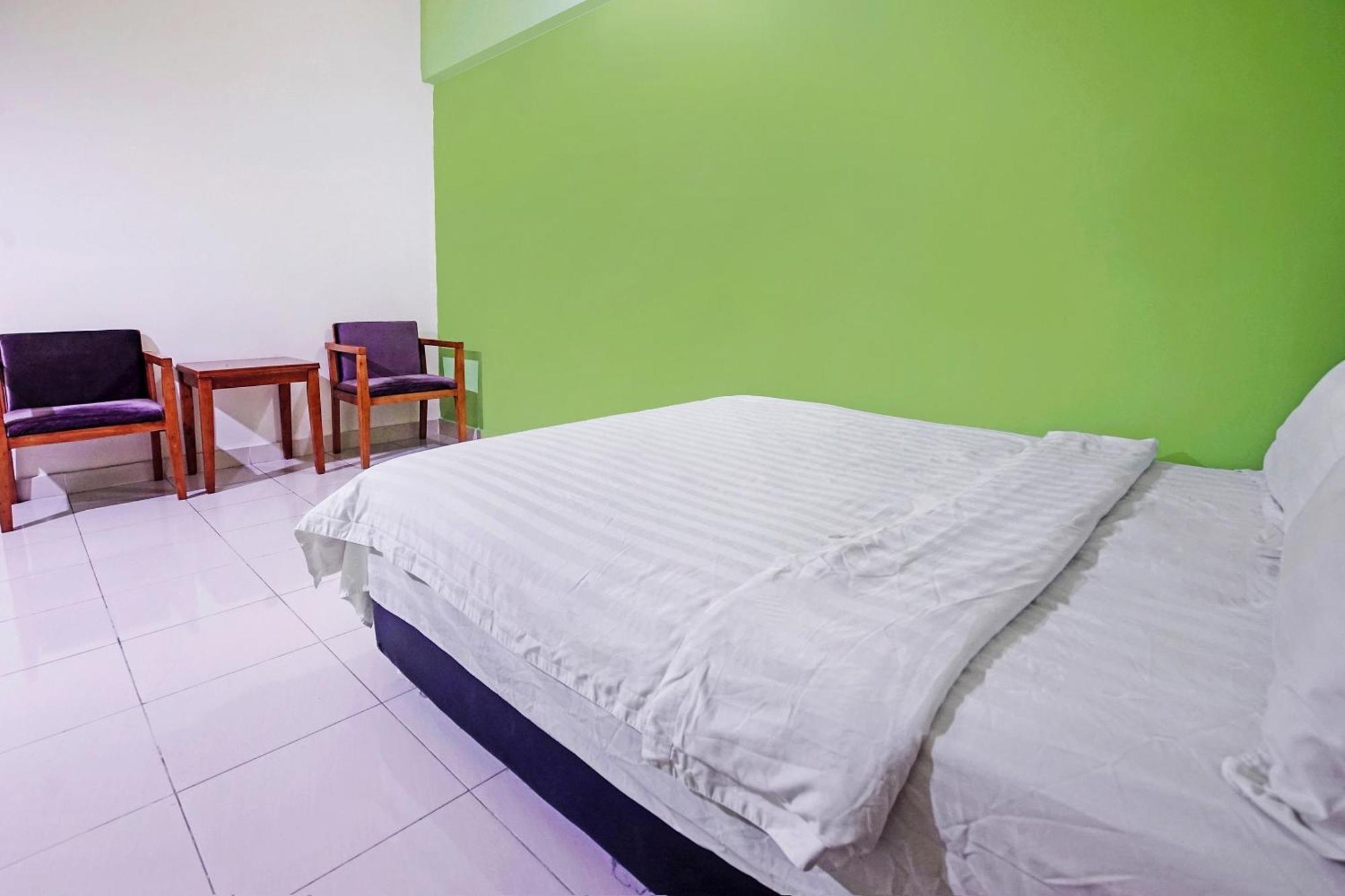 Hotel Night Queen Salak Tinggi 2*