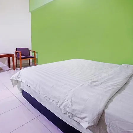 Hotel Night Queen Salak Tinggi Sepang Exterior photo