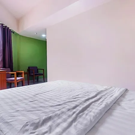 Hotel Night Queen Salak Tinggi Sepang Exterior photo